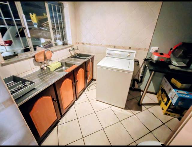 6 BEDROOM HOUSE FOR SALE IN ROOIHUISKRAAL
